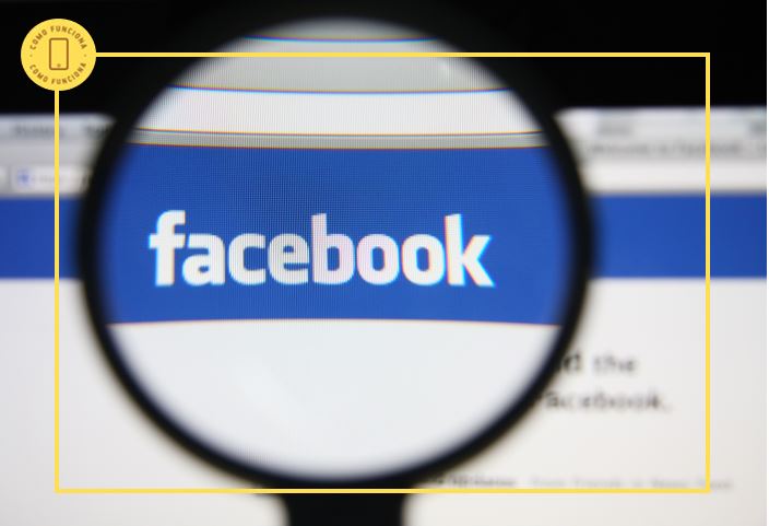 Golpes no Facebook - Lupa apontada para o logo do Facebook.